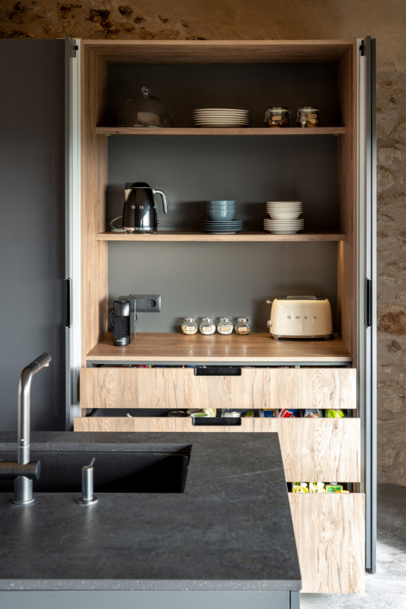 cocinas-saitra-casa-pueblo-rehabilitada-atheleia-arquitectura-corbi-electrodomestics-35