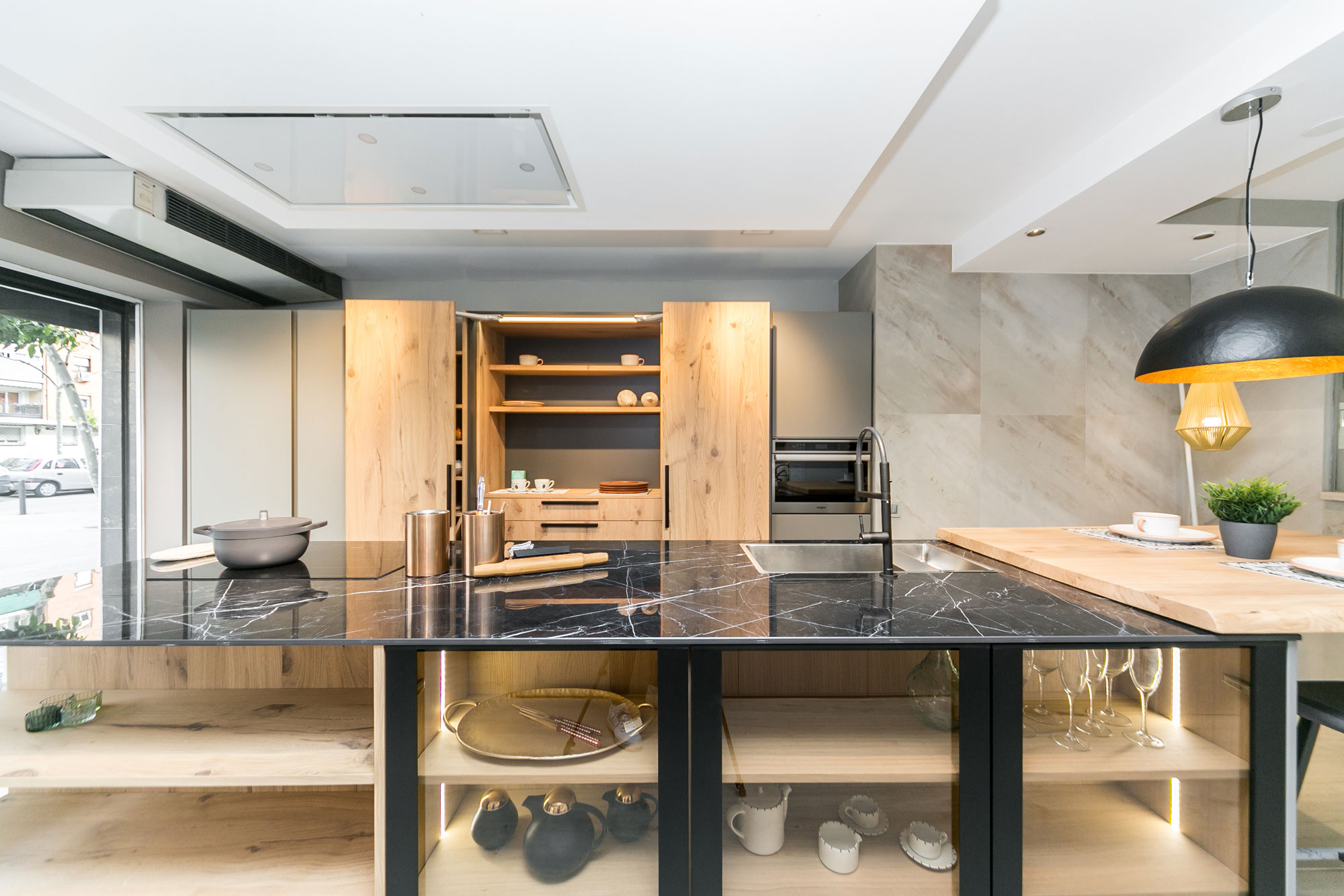 Cocina en acero inoxidable diseñada por Buratti Architects