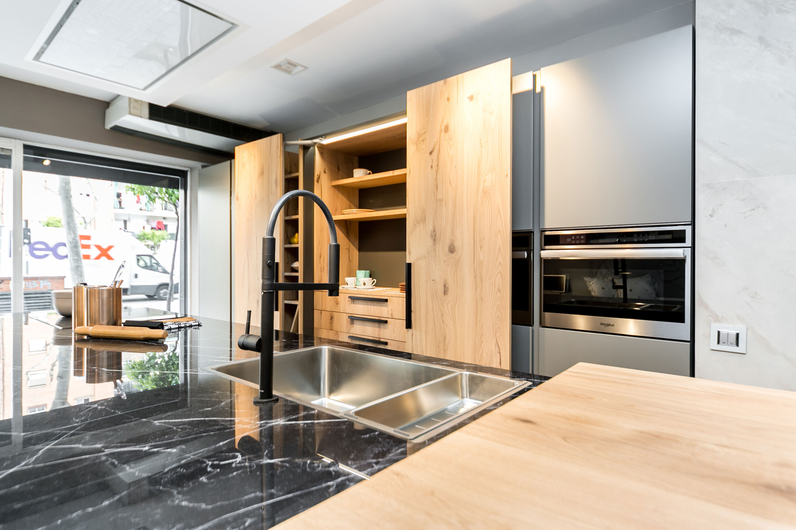 Cocina en acero inoxidable diseñada por Buratti Architects