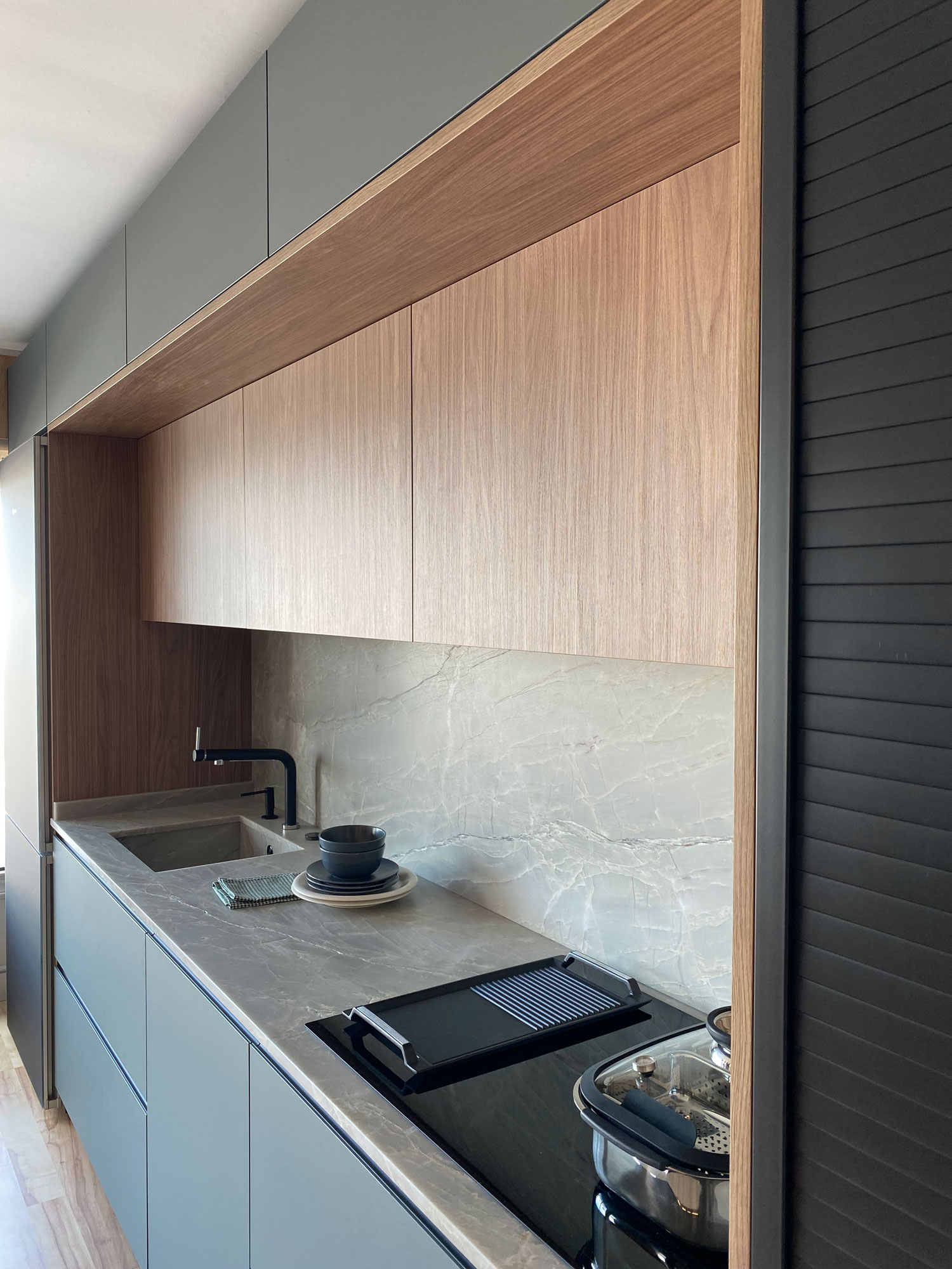 Schmidt - Distribuir los muebles de la cocina a lo largo de solo una pared  es una buena opción (o incluso la única) en espacios reducidos. Apuesta por  armarios altos con puertas