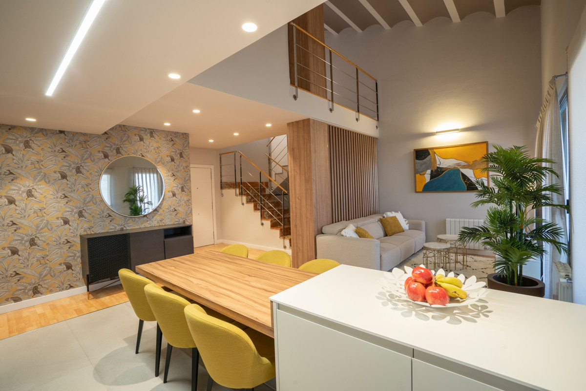 Diseño interior del hogar en sala de estar con cocina abierta en la casa  tipo loft